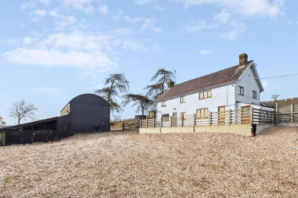 Upper Caerfaelog Farmhouse Llanbister Eksteriør bilde